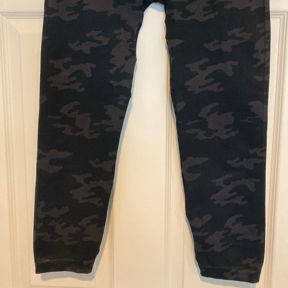 Spanx Look At Me Now Seamless Crop Leggings XL Black Camo - Picture 7 of 14